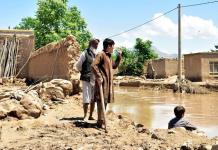 Familias buscan a seres queridos tras inundaciones en Afganistán