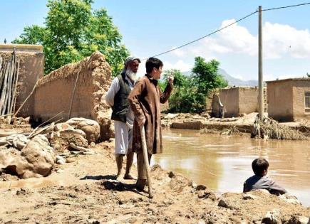 Familias buscan a seres queridos tras inundaciones en Afganistán