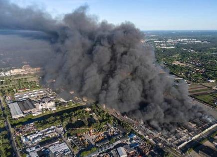 Incendio devora centro comercial