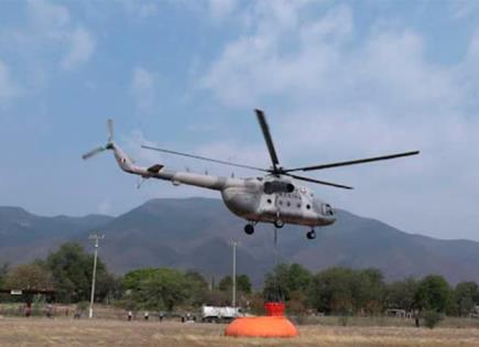 Helicóptero de Semar combate incendio forestal en Tamaulipas