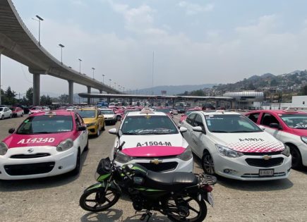 Protesta de taxistas colapsa la autopista México-Cuernavaca