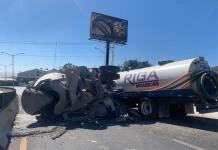 Aparatoso choque en Rocha Cordero deja un camión volcado