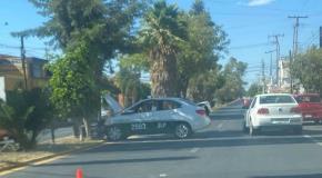 Taxista se impacta contra un árbol en camellón de Mariano Jiménez