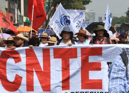 Docentes de la CNTE toman sedes del INE y IEPC en protesta
