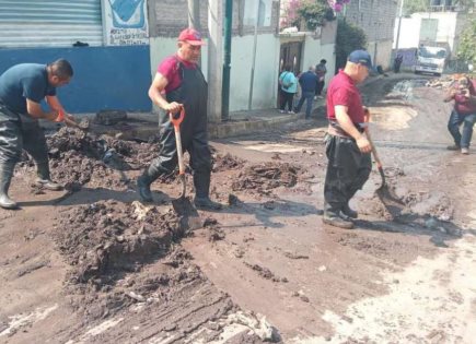Limpieza de lodo en calles tras las lluvias en Ecatepec