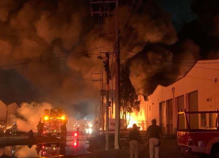 Video | Impresionante incendio alcanza tres empresas en Zona Industrial