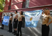 Con torso desnudo protestan contra a Milei en España
