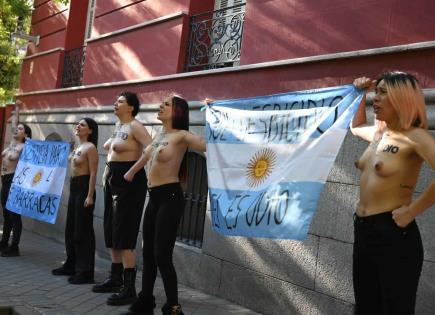 Con torso desnudo protestan contra a Milei en España
