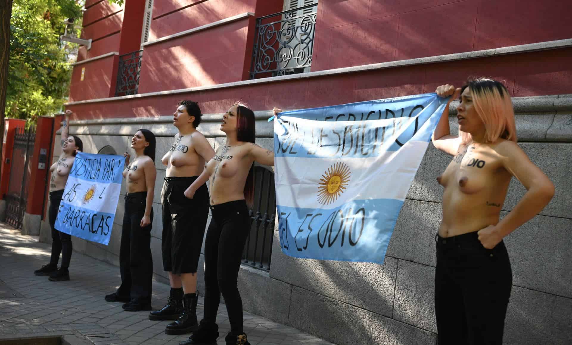 Feministas españolas protestan contra Javier Milei