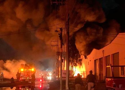 Incendio arrasa con, al menos, cuatro empresas