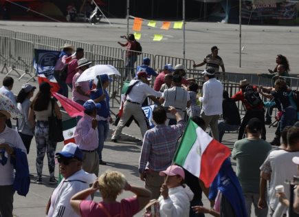 Enfrentamientos entre CNTE y Marea Rosa en Zócalo CDMX