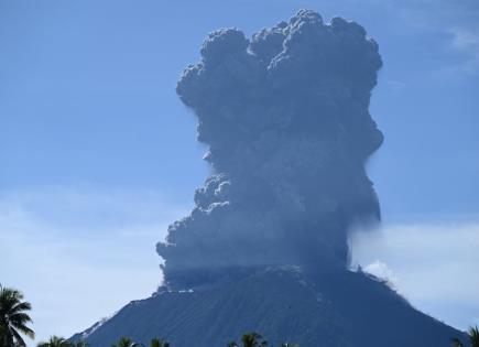 Erupción del Volcán Ibu en Indonesia