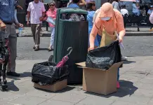 Tras la Marea Rosa ciudadanos limpian plaza de Fundadores