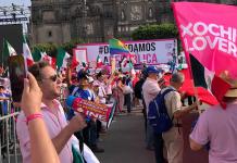 Zócalo capitalino lleno con la Marea Rosa, confrontación breve con la CNTE