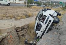 Choque en Villa Magna deja un vehículo volcado