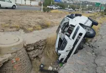 Choque en Villa Magna deja un veh&iacute;culo volcado