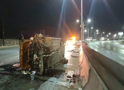 Vuelcan camioneta en Circuito Potosí; no hay lesionados