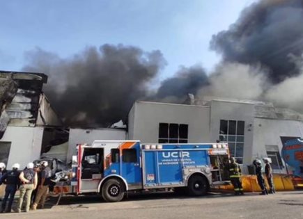Aparatoso incendio en Parque Industrial Pyme de Querétaro