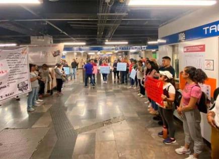 Integrantes de CNTE permiten acceso gratuito a la estación Zócalo
