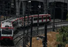 Protesta vecinal detiene obras del tren suburbano en el Estado de México