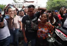 Carlos Pop Acude al INACIF para Identificar a su Hermano Farruko Pop Carlos Pop Acude al INACIF para Identificar a su Hermano Farruko Pop