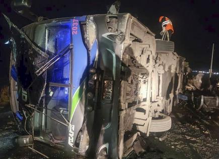 Tragedia en Perú por choque entre autobús y tren