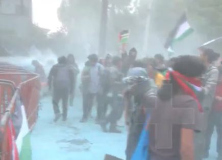 Manifestantes pro Palestina desafían a elementos policiacos en la embajada de Israel