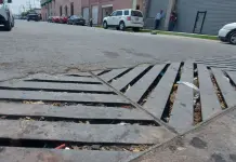 Taponean alcantarillas con basura en Soledad