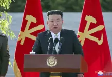 Kim Jong-un inspecciona fábrica de tanques en Corea del Norte