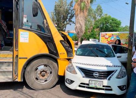 Choque de camión y taxi; dos heridos