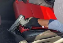 Detienen a conductor con arma de fuego en la 57