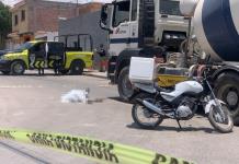 Fallece un motociclista en choque con revolvedora