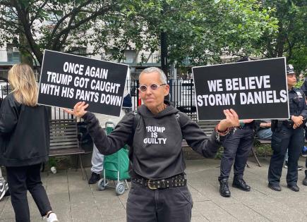 Mujer protesta contra Trump tras su declaración de culpabilidad en Nueva York