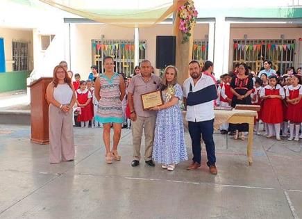 Reconocen a maestros con 40 años en docencia Reconocen a maestros con 40 años en docencia