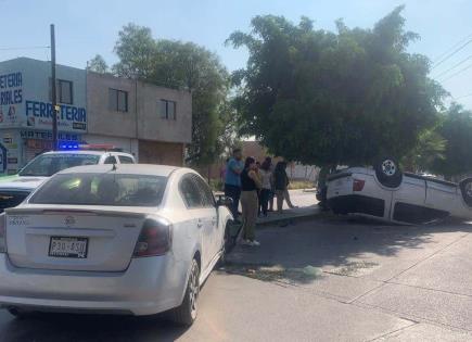 Cuantiosos daños tras choque con volcadura en Soledad