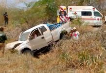 Muere hombre al caer de camioneta que se volcó