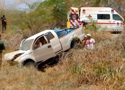 Muere hombre al caer de camioneta que se volcó