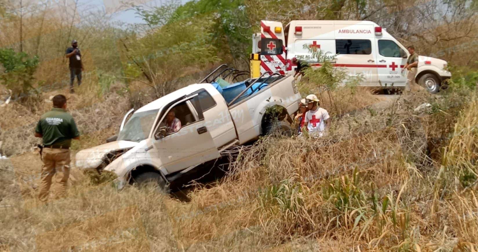 Muere hombre al caer de camioneta que se volcó Muere hombre al caer de camioneta que se volcó