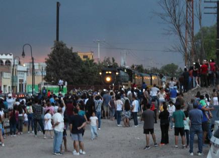 Cientos reciben a histórica locomotora