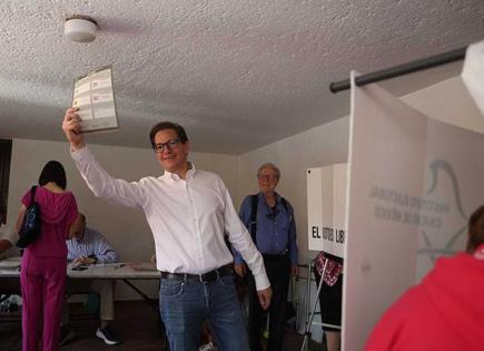 Salomón Chertorivski emite su voto en las elecciones de la CDMX