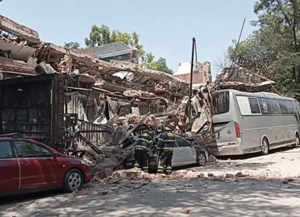 Derrumbe en El Patio: Dos heridos y vehículos aplastados en el antiguo centro nocturno