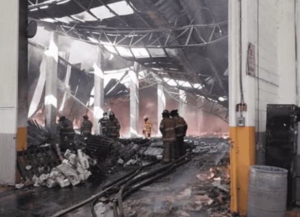 Incendio en fábrica de plásticos moviliza a bomberos en Ecatepec