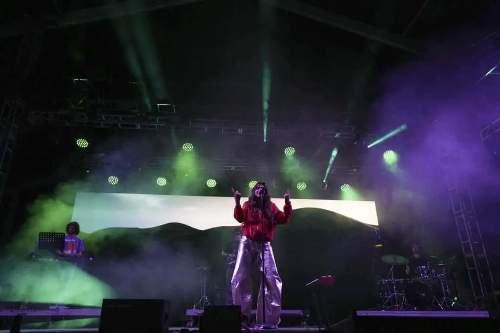 Críticas a Bu Cuarón en concierto de Dua Lipa desatan polémica