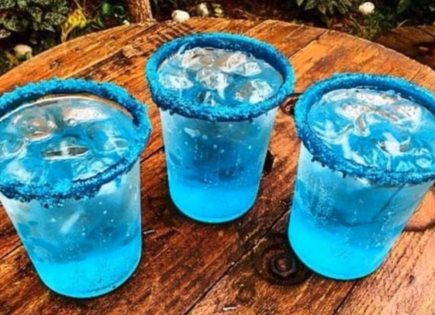 Riesgos del consumo de bebidas azules con alcohol