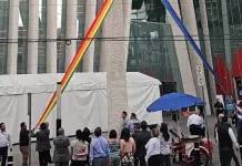 Condenan acto de discriminación y violencia contra bandera LGBT+ en el Infonavit