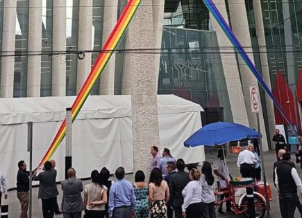 Polémica en el Infonavit por retiro de bandera gay