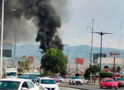 Aparatoso incendio de durmientes en puente Pemex