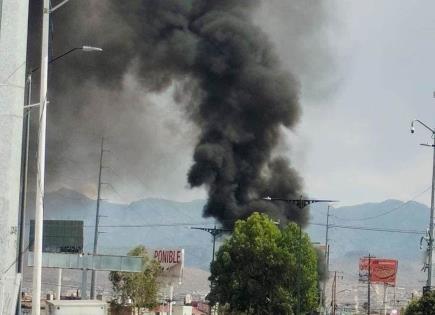 Fotogalería | Fuerte incendio en puente ferroviario de la avenida Salvador Nava