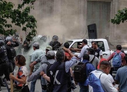 Maestros chocan con policías de la Ciudad de México