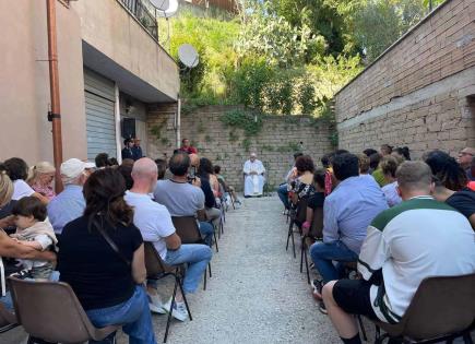 El papa Francisco se reúne con vecinos en un patio de la periferia de Roma